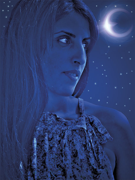 Mujer hermosa en la noche